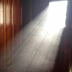 Светлина през прозореца, символизира авободата след развод от тежък брак